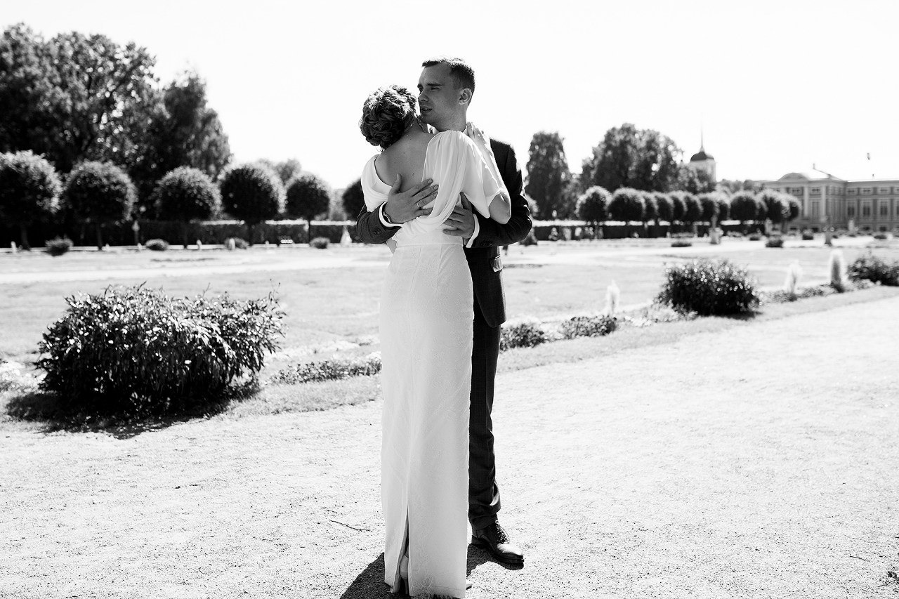 Wedding phot black and white groom and bride