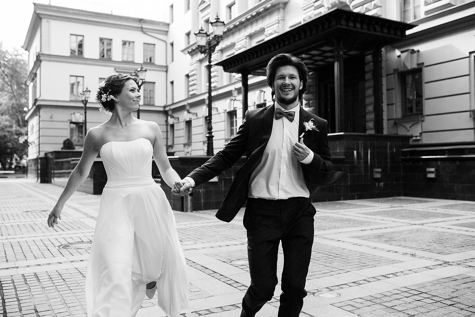 Wedding phot black and white groom and bride running