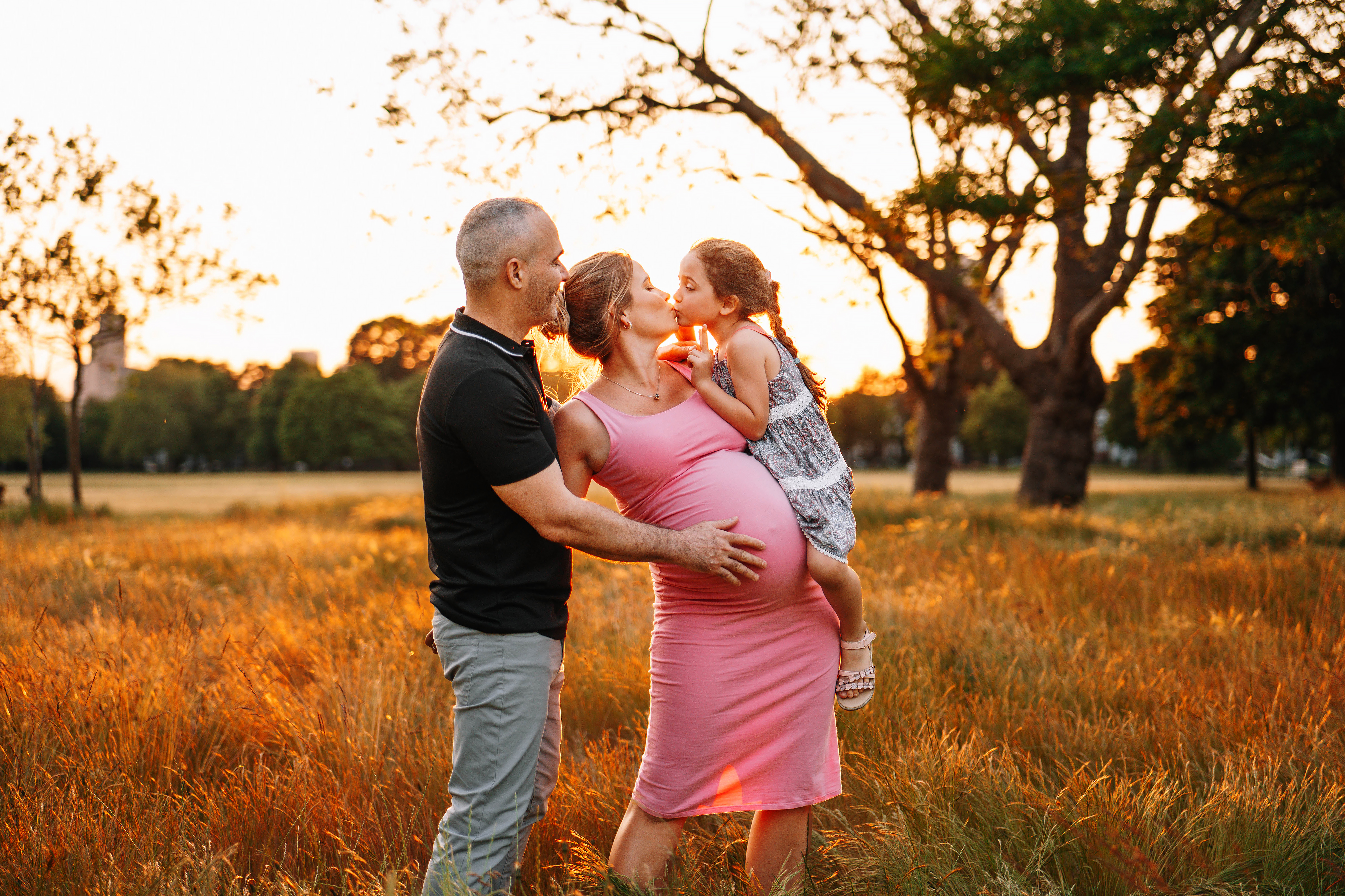 Family photoshoot, pregnancy, sunset in London park