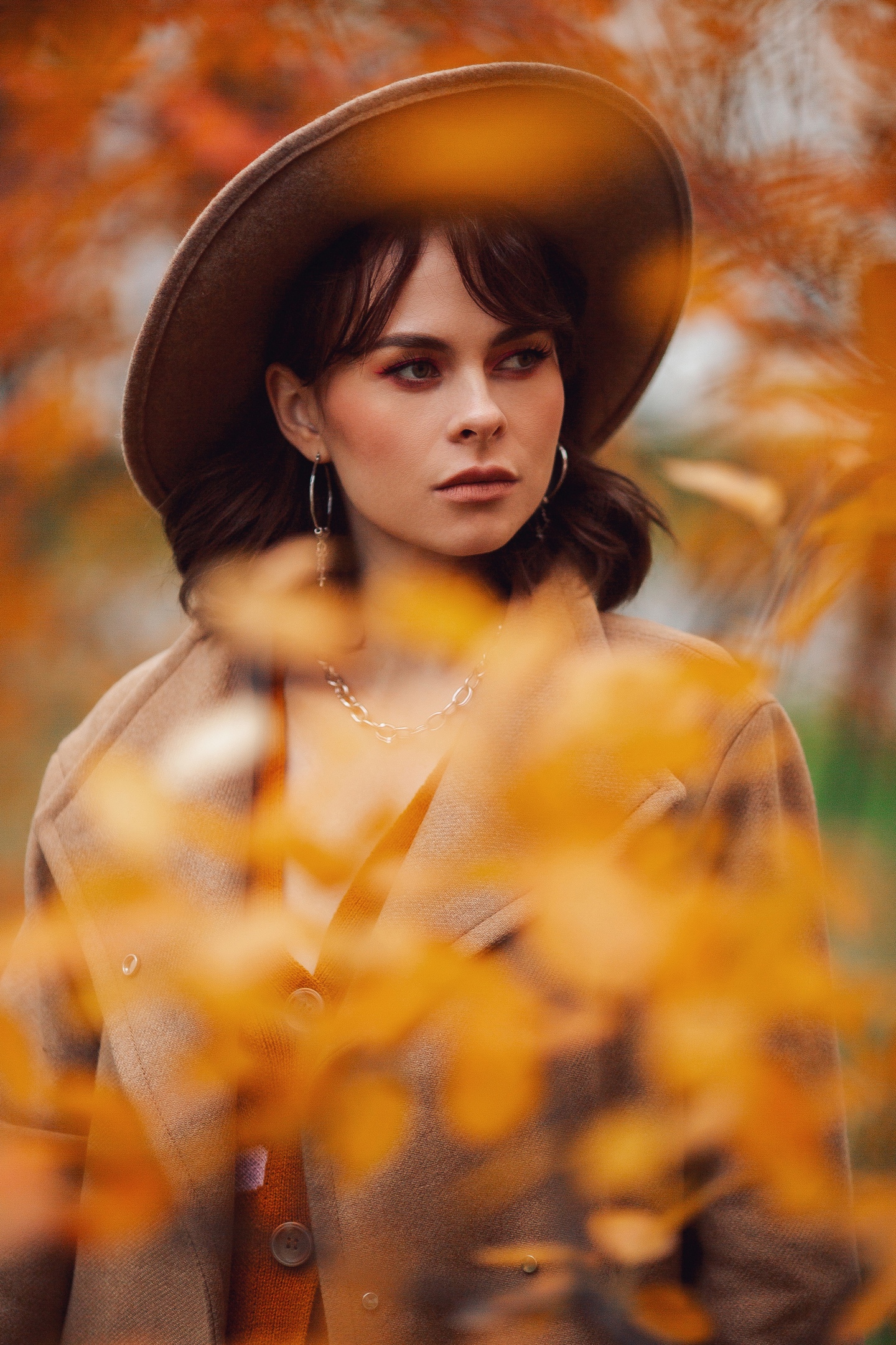Woman in hat photoshoot in Autumn